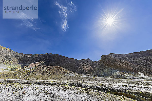 Neuseeland  Nordinsel  Whakatane  Sonne scheint über der Vulkanlandschaft von White Island (Whakaari)