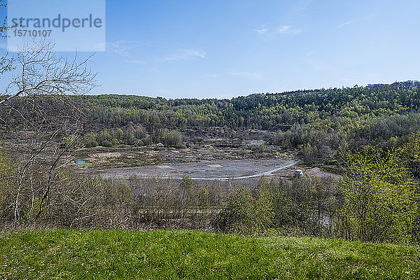 Deutschland  Hessen  Messel  Grube Messel Steinbruch mit Wald im Hintergrund