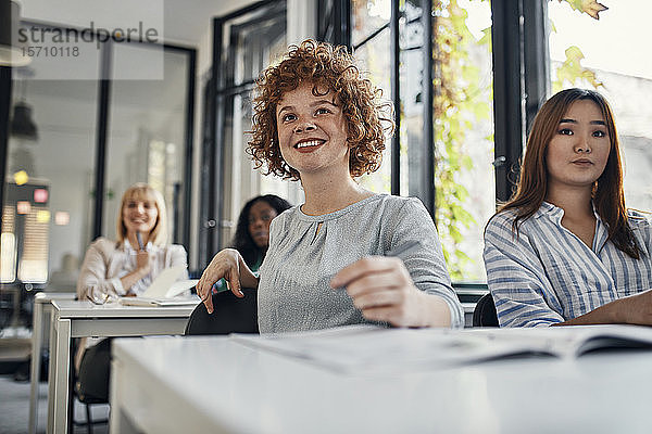 Geschäftsfrauen nehmen an einem Workshop im Konferenzraum teil