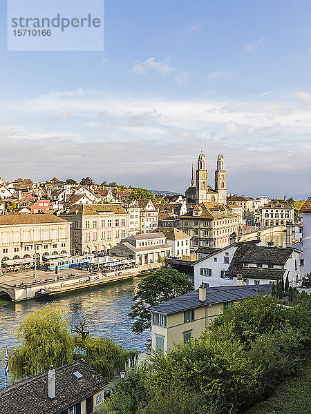 Schweiz  Kanton Zürich  Zürich  Fluss Limmat und Altstadtgebäude entlang der Limmatquai Strasse