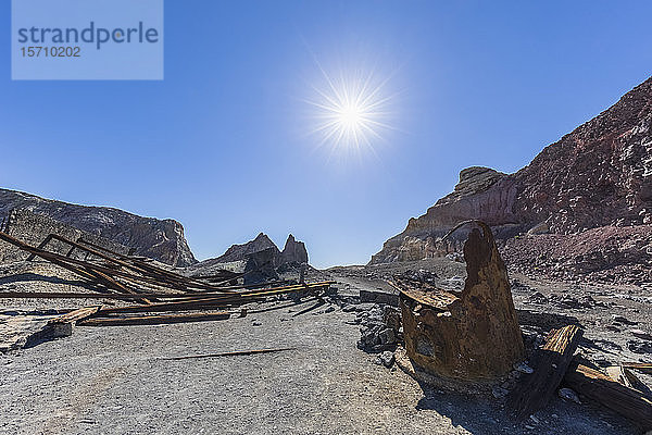 Neuseeland  Nordinsel  Whakatane  Sonne scheint über den Überresten einer Schwefelmine auf White Island (Whakaari)