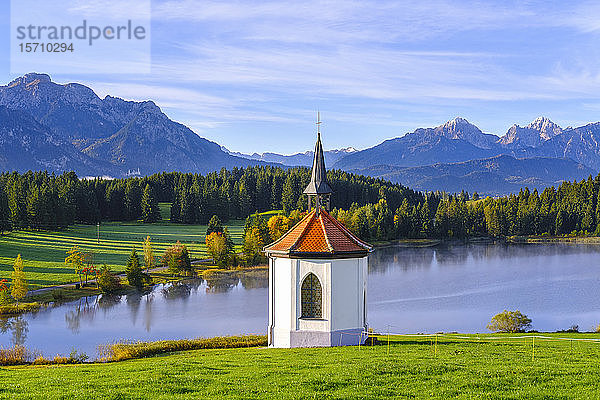 Deutschland  Bayern  Halblech  Kapelle gegen Hegratsrieder See im Tannheimer Gebirge