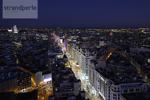 Spanien  Madrid  Luftaufnahme der beleuchteten Straße Gran Via bei Nacht