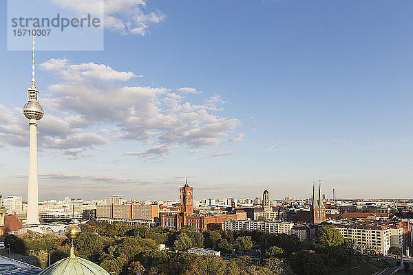 Deutschland  Berlin  Himmel über dem Berliner Fernsehturm und umliegende Stadtgebäude