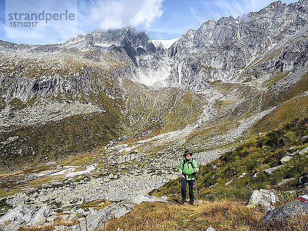 Italien  Provinz Brescia  Adamello-Alpen  Val Salarno  Gletscher  Wanderer