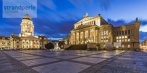 Deutschland  Berlin  Gendarmenmarkt  Mitte  Deutscher Dom und Konzerthaus in der Abenddämmerung beleuchtet
