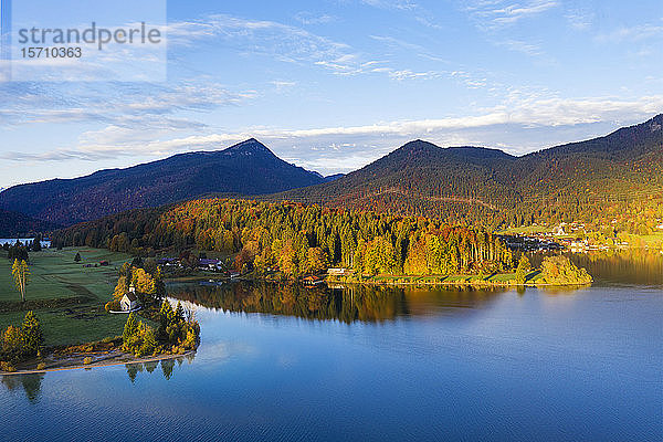 Deutschland  Bayern  Blick auf den Walchensee und die Halbinsel Zwergern im Herbst