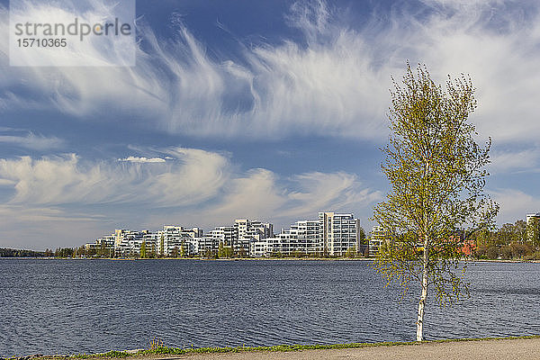 Finnland  Lahti  Wolken über dem Vesijarvi-See und modernen Wohngebäuden im Frühling