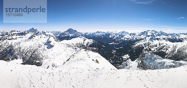 Italien  Trentino-Südtirol  schneebedeckte Dolomiten