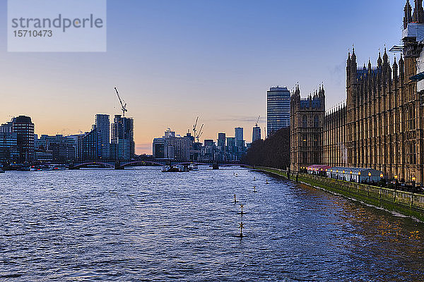 Großbritannien  England  London  Themse vor dem Palast von Westminster im Morgengrauen