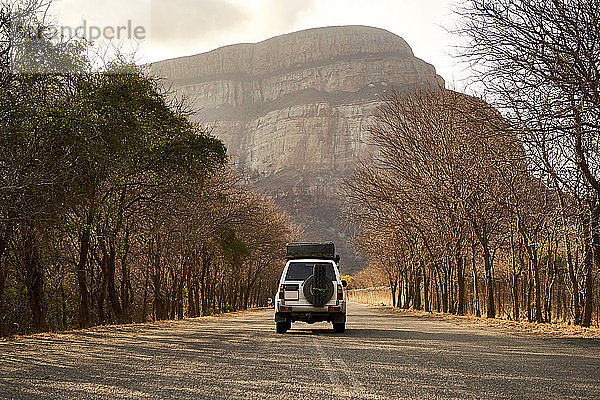 4x4 auf einer Landstraße mit einem Berg im Hintergrund  Limpopo  Südafrika