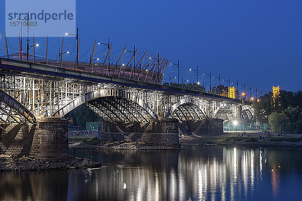 Polen  Woiwodschaft Masowien  Warschau  Beleuchtete Poniatowski-Brücke bei Nacht