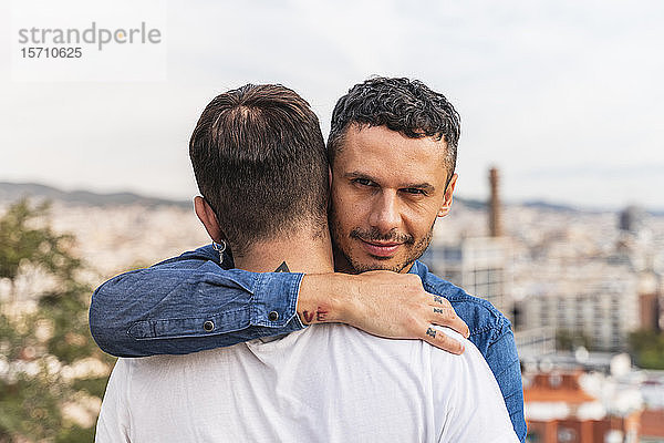 Porträt eines Mannes  der seinen Freund umarmt  Barcelona  Spanien
