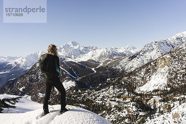 Frau mit Schneeschuhen auf Aussichtspunkt  Valmalenco  Italien