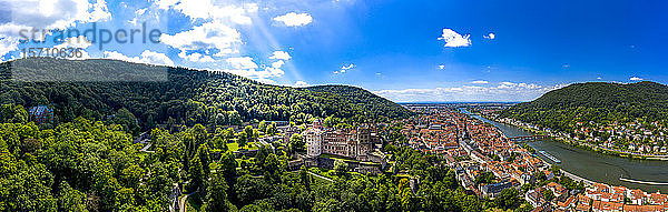 Deutschland  Baden-Württemberg  Heidelberg  Panorama des Heidelberger Schlosses  Altstadt und bewaldete Hügel im Sommer