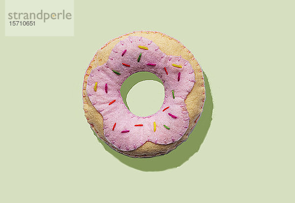 3D-Illustration  Plüsch-Fake-Donut-Muster auf hellgrünem Hintergrund