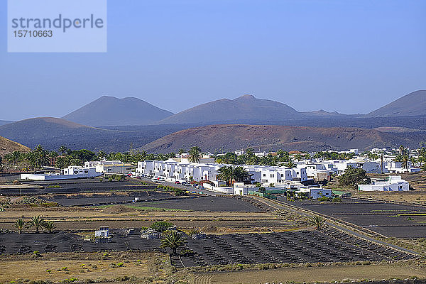 Spanien  Kanarische Inseln  Lanzarote  Region La Geria  Yaiza  Dorf in Landschaft