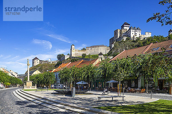Slowakei  Trencin  Friedensplatz mit der Burg Trencin im Hintergrund