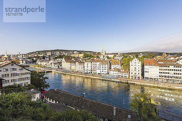 Schweiz  Kanton Zürich  Zürich  Fluss Limmat und Altstadtgebäude entlang der Limmatquai Strasse