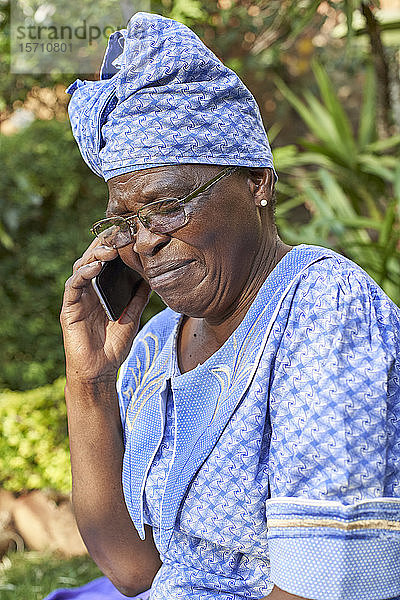 Ältere Frau am Telefon im Freien