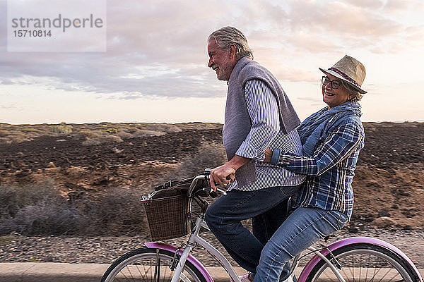 Glückliches aktives Seniorenpaar auf dem Fahrrad  Teneriffa