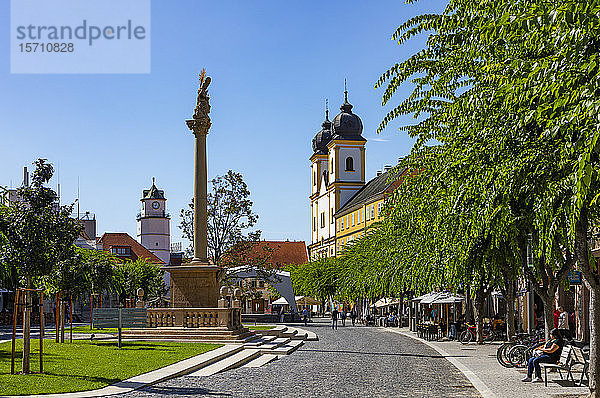 Slowakei  Trencin  Friedensplatz mit der Pestsäule und der Kirche des Heiligen Franz Xaver in Trencin im Hintergrund