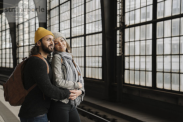 Junges Paar wartet am Bahnsteig  Berlin  Deutschland