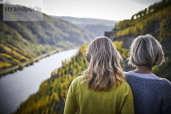 Zwei reife Frauen genießen die Aussicht von einem Berg