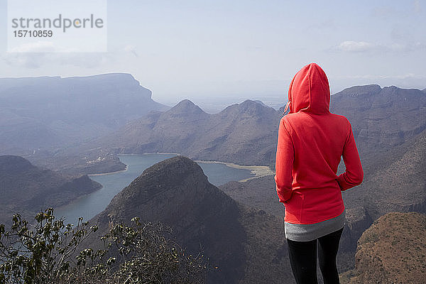 Frau  die auf einem Hügel steht und die wunderschöne Landschaft unter sich genießt  Blyde River Canyon  Südafrika.