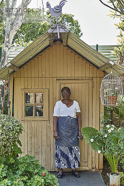 Porträt einer älteren Frau im Gartenschuppen
