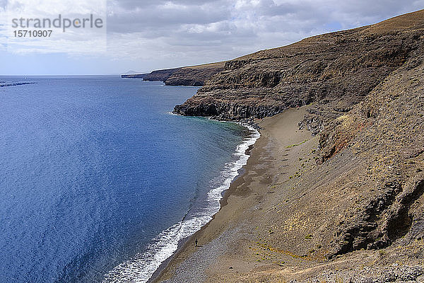 Spanien  Kanarische Inseln  Lanzarote Yaiza  Hochwinkelansicht des Sandstrandes Playa del Pozo