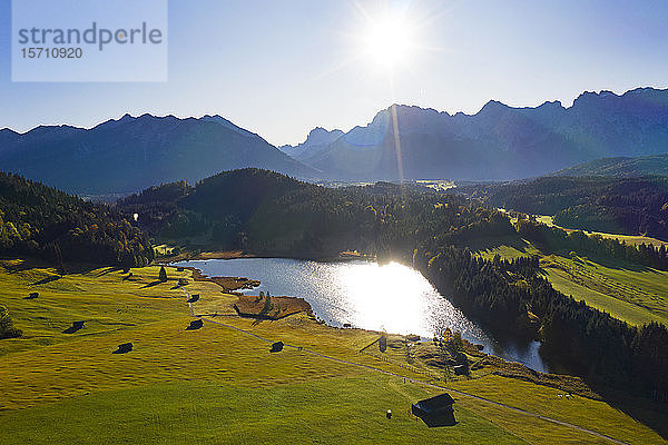 Deutschland  Bayern  Krun  Panoramablick auf die Sonne über dem Geroldsee