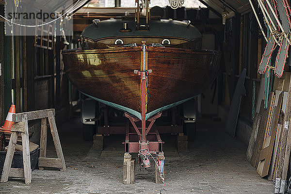 Holzboot in einem Bootshaus