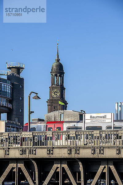 Deutschland  Hamburg  Hochbahn mit Glockenturm der Kirche Saint-Michaels im Hintergrund