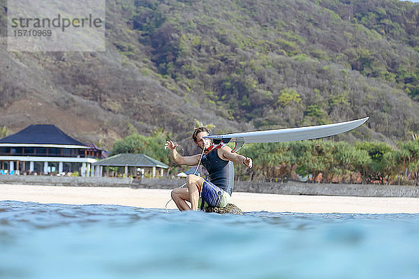 Surfer  der sein Surfbrett wirft  Insel Sumbawa  Indonesien