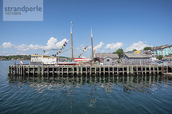 Kanada  Nova Scotia  Lunenburg  Boote liegen im alten historischen Hafen