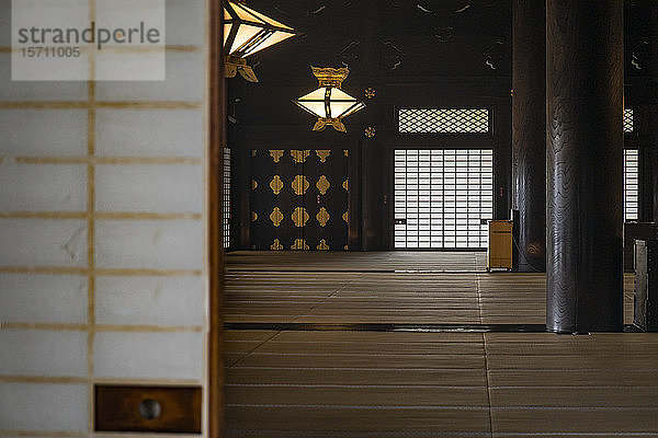 Japan  Präfektur Kyoto  Stadt Kyoto  Inneres des japanischen buddhistischen Tempels