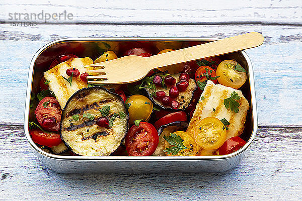 Persischer Tomatensalat mit Halloumi in Metall-Lunchbox