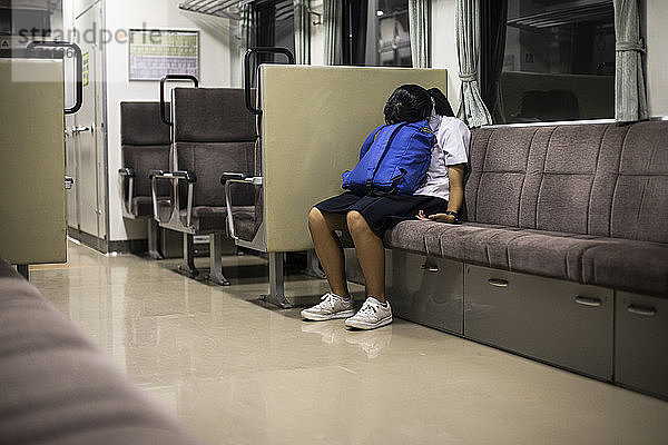 Japan  Tokio  Schulmädchen ruht sich im Zug aus