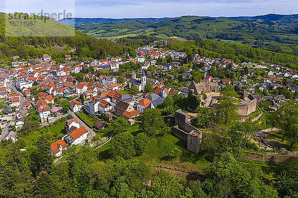 Deutschland  Hessen  Lindenfels  Luftbild der mittelalterlichen Stadt mit Burgruine im Zentrum