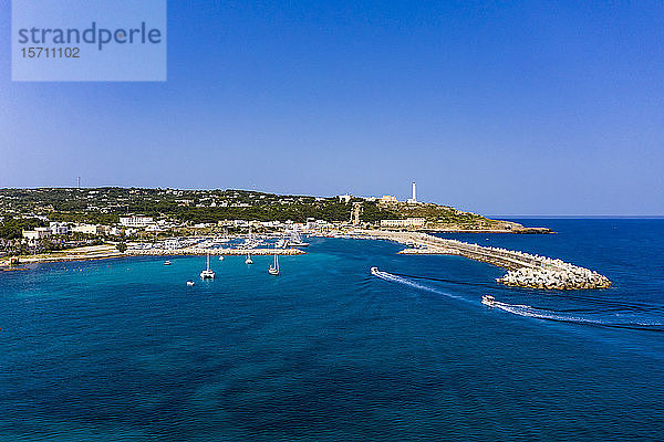 Italien  Apulien  Halbinsel Salento  Provinz Lecce  Luftaufnahme von Santa Maria di Leuca mit Hafen