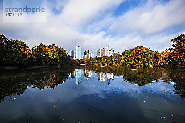 USA  Georgia  Atlanta  Glänzender See im Herbst Piedmont Park