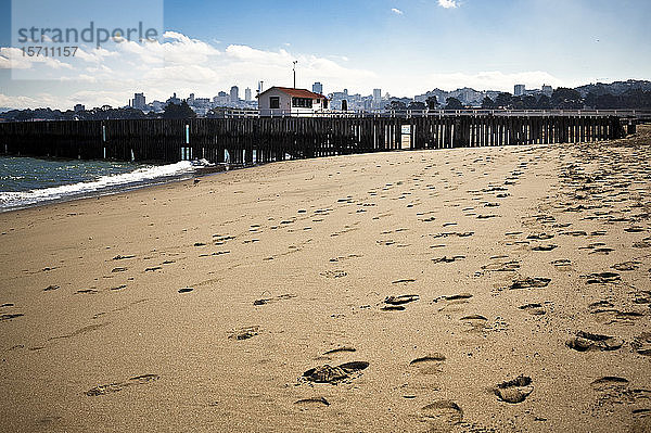 USA  Kalifornien  San Francisco  Fussspuren am sandigen Küstenstrand