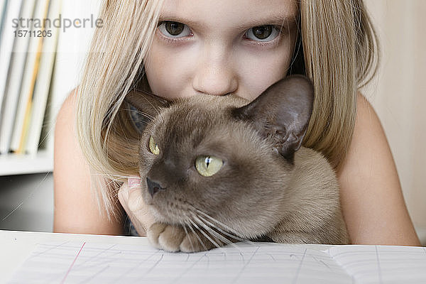 Porträt eines Mädchens mit einer Katze zu Hause
