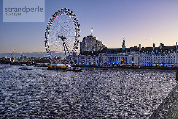 UK  England  London  London Eye und Gebäude am Wasser im Morgengrauen