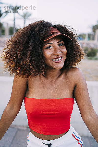Lächelnde glückliche Frau mit rotem Bandeau-Top