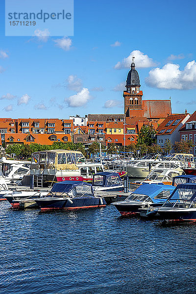 Deutschland  Mecklenburg Vorpommern  Waren  Stadthafen mit Kirche