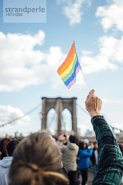 Frau schwenkt LGBT-Flagge in NYC  USA