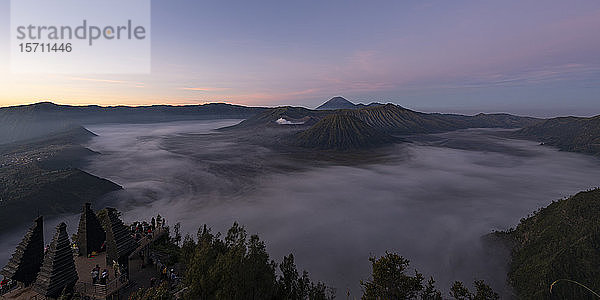 Indonesien  Ost-Java  Panorama des in dichten Nebel gehüllten Mount Bromo in der Morgendämmerung