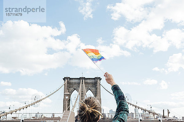 Frau schwenkt LGBT-Flagge in NYC  USA